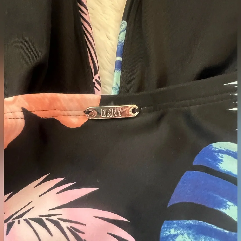 ☀️NWT DKNY tummy control swimsuit. Size large - Picture 5 of 8